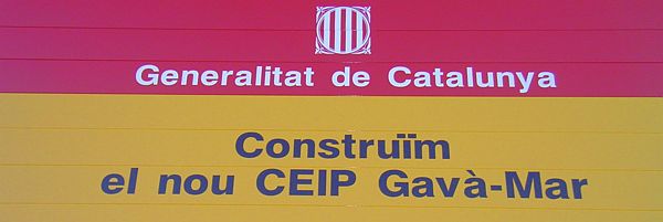 Cartel de la Generalitat de Catalunya indicando la construcci&oacute;n de la nueva escuela p&uacute;blica de Gav&agrave; Mar
